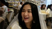 Pakai tiara ala princess gini, Vicky Shu cantik banget ya? Foto: Instagram @caterinovista_drg