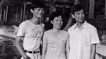 Bersama kedua orang tuanya. Ma lahir di Hangzhou, Zhejiang, China pada 10 September 1964 atau 53 tahun lampau. Dia punya seorang kakak laki-laki dan adik perempuan. Ma tumbuh pada zaman China terisolasi karena komunisme dan keluarganya tak punya banyak uang.F oto: istimewa