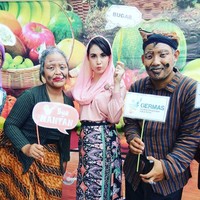 Arumi Bachsin tampil cantik mengenakan kain Nusantara serta baju juga kerudung merah muda. Foto: Dok. Instagram @arumi_arumi_94