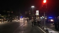 Setelah situasi kondusif, aktivis LBH yang terjebak di dalam gedung pun mulai dievakuasi. Saat evakuasi mereka dikawal polisi. (Foto: Ahmad Bil Wahid/detikcom)