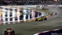 Pebalap Scuderia Toro Rosso, Carlos Sainz Jr., yang start dari urutan kelima berhasil menyodok ke urutan ketiga pada lap ke-20. Tapi, posisinya tergeser oleh Valtteri Bottas yang finis ketiga dan Sainz harus puas berada di posisi keempat. Foto: Getty Images