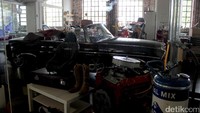 Ditempat ini ada sejumlah workshop yang mengerjakan peremajaan mobil-mobil tua, namun ditata sedemikian rupa, rapi dan bersih sehingga menarik untuk sekadar cuci mata.