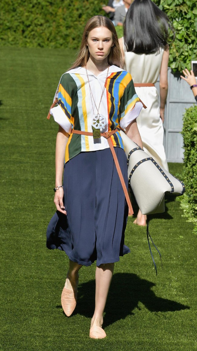 A model walks the runway during the Tory Burch Spring Summer 2018 Fashion Show at Cooper Hewitt, Smithsonian Design Museum on September 8, 2017 in New York City.  (Photo by Slaven Vlasic/Getty Images for Tory Burch)