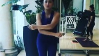 Selain menggunakan agility ladder, adik dari Yuni Shara ini juga senang melakukan skipping. (Foto: instagram/krisdayantilemos)  