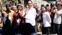 Presiden Jokowi berkeliling dengan didampingi Menteri BUMN Rini Soemarno. (BTN).