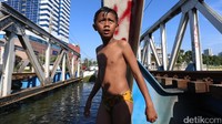 Meski keruh, anak-anak ini tetap nampak riang untuk sekedar melepas penat kala sinar matahari menerpa.