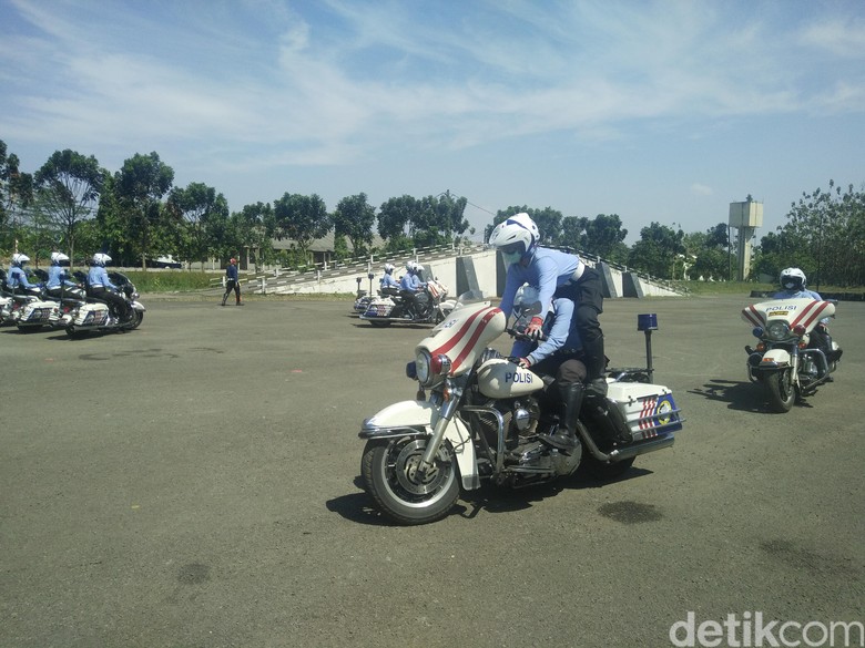 Polwan Latihan Naik Moge (Foto: Khairul Imam Ghozali) Polwan Latihan Naik Moge (Foto: Khairul Imam Ghozali)