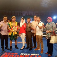 Dalam kesehariannya, tak jarang Arumi Bachsin tampil formal seperti gaya busananya yang bernuansa merah-putih ini. Foto: Dok. Instagram @arumi_arumi_94