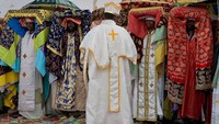 Nantinya imam besar bersama para pendeta yang mengenakan jubah seremonial akan berparade di jalan-jalan menuju ke kolam upacara (Karoki Lewis/BBC)