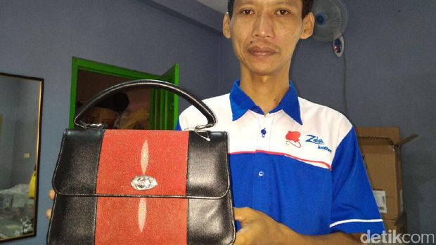Model tas jinjing yang dipilih Iriana Jokowi.