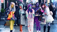 Selain memakai kostum bertema anime dengan warna kulit ngejreng, mereka pun memadupadankannya dengan baju kimono tradisional Jepang (@lmskii/Twitter)