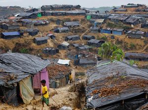 Kobaran Api dan Suara Tembakan Terdengar dari Desa Rakhine