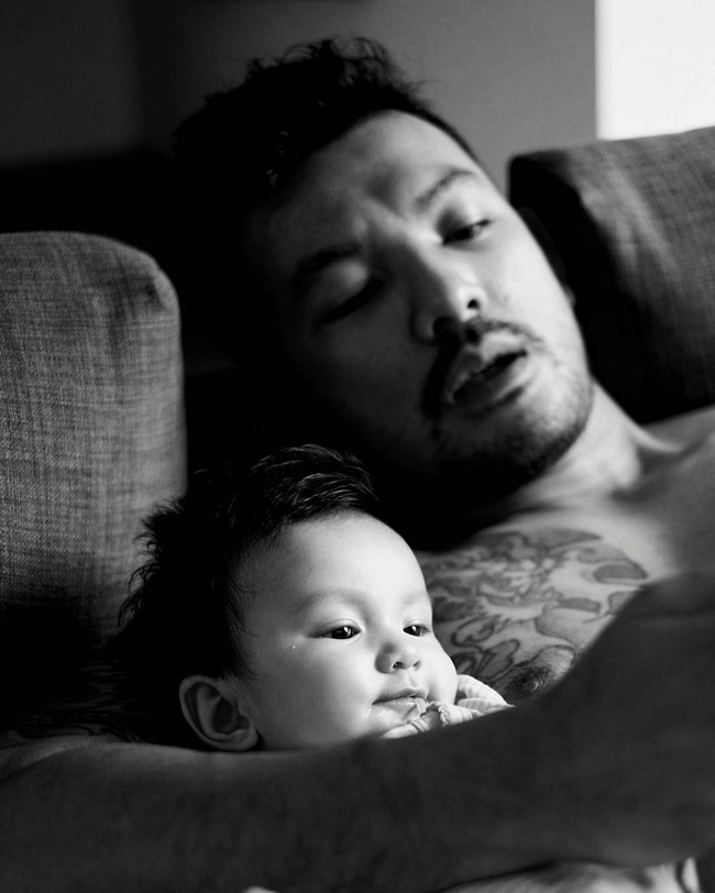 Rio Dewanto membuat para netizen wanita ‘berteriak’ kegemasan saat berpose bersama Sal di atas tempat tidur. Tampil telanjang dada dan memeluk putrinya, Rio membacakan anaknya dongeng. “Bapaknyaaaaaaaaa... Aachhhhhh @riodewanto gemessssss,” tulis seorang netizen. Foto: Dok. Instagram Rio Dewanto