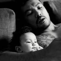 Rio Dewanto membuat para netizen wanita ‘berteriak’ kegemasan saat berpose bersama Sal di atas tempat tidur. Tampil telanjang dada dan memeluk putrinya, Rio membacakan anaknya dongeng. “Bapaknyaaaaaaaaa... Aachhhhhh @riodewanto gemessssss,” tulis seorang netizen. Foto: Dok. Instagram Rio Dewanto