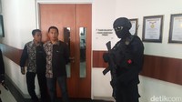 Depan ruang kerja wali kota juga dijaga Brimob yang menenteng senjata api laras panjang. Foto: M Aminuddin/detikcom