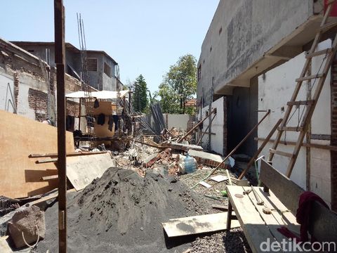Area tembok rumah di Klampis roboh/