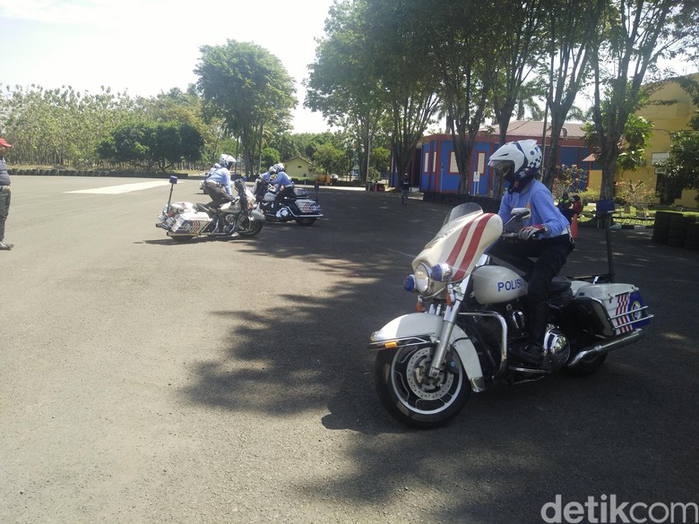 Intip Polwan Latihan Naik Moge (Foto: Khairul Imam Ghozali) Intip Polwan Latihan Naik Moge (Foto: Khairul Imam Ghozali)