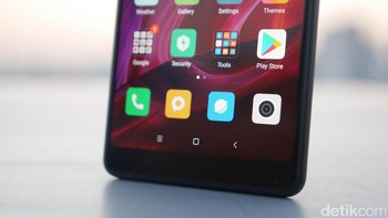 Soal kamera depan, ada hal unik. Yaitu penempatannya pada bagian bawah layar. Foto: detikINET/Anggoro Suryo Jati