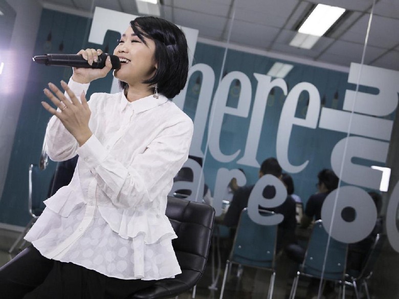Terjatuh di Panggung, Radhini Selesaikan Penampilan di BNI Java Jazz Terjatuh di Panggung, Radhini Selesaikan Penampilan di BNI Java Jazz