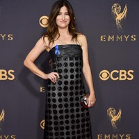 Motif polka dot pada gaun Kathryn Hahn tampak begitu playful, namun siluetnya justru menenggelamkan bentuk tubuh si artis sehingga terkesan kebesaran. Foto: Dok. Getty Images