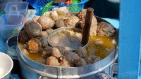 Alamatnya ada di Jalan Ngagel Jaya Tengah, Gubeng, Surabaya. Warung Bakso Cak Nur ini punya bakso jumbo yang dijuluki sebagai bakso beranak. Dalam satu bakso ada isi 7 butir bakso kecil, satu buah telur ayam rebus hingga telur puyuh. Makin enak dipadu dengan kuah gurih hangat. Foto: Istimewa