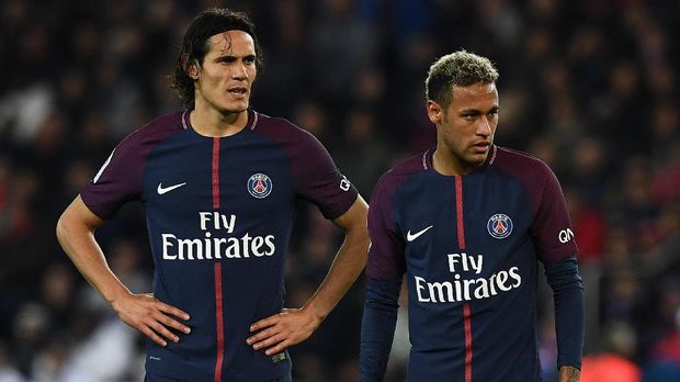 Neymar dan Edinso Cavani sempat berebut eksekusi penalti ke gawang Lyon. (