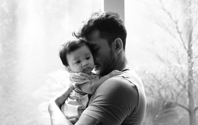 Deeply grateful for every single time with Her #Sal,” tulis Rio Dewanto pada keterangan fotonya. Seiring pertambahan usia Sal, netizen melihat bayi perempuan itu semakin mirip dengan sang ayah.Foto: Dok. Instagram Rio Dewanto