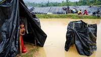 Seorang anak berteduh di tendanya. REUTERS/Mohammad Ponir Hossain.