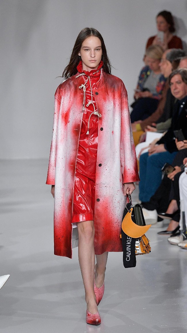 A model walks the runway for Calvin Klein Collection fashion show during New York Fashion Week  on September 7, 2017 in New York City.  (Photo by Slaven Vlasic/Getty Images)