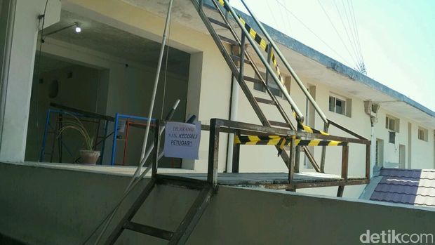 Anak tangga menuju ke atap gedung kampus Sekolah Vokasi UGM.