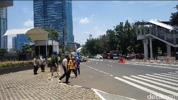  Petugas keamanan KPK membawa keluar orang yang berteriak-teriak, Senin (18/9/2017)
