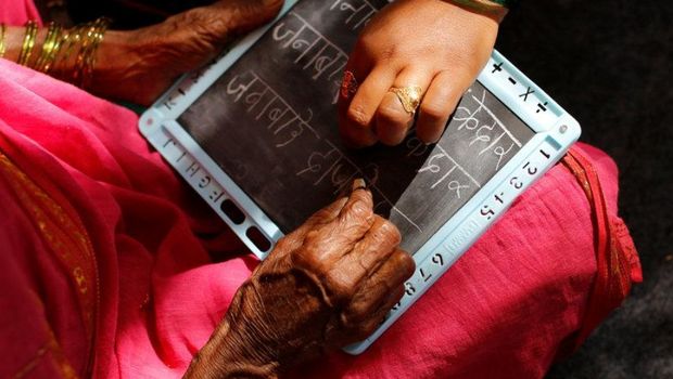 Mereka belajar dengan menggunakan papan tulis kecil