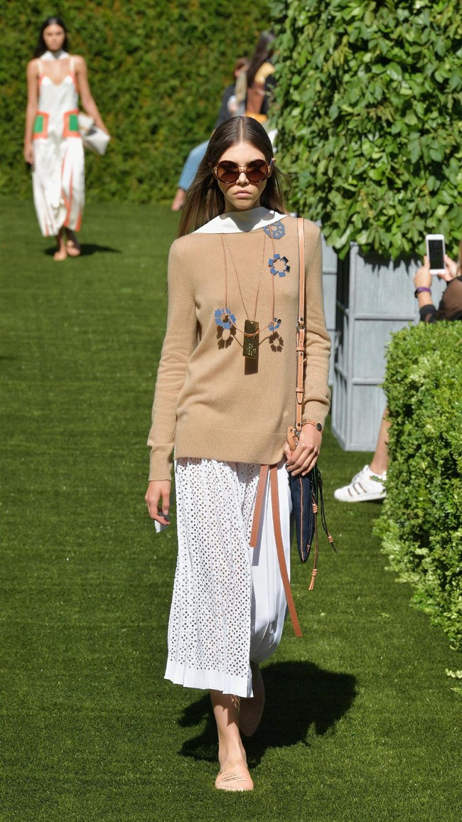 A model walks the runway during the Tory Burch Spring Summer 2018 Fashion Show at Cooper Hewitt, Smithsonian Design Museum on September 8, 2017 in New York City.  (Photo by Slaven Vlasic/Getty Images for Tory Burch)