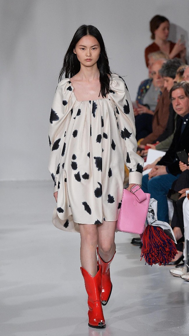 A model walks the runway for Calvin Klein Collection fashion show during New York Fashion Week  on September 7, 2017 in New York City.  (Photo by Slaven Vlasic/Getty Images)