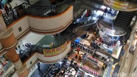 Kondisi Pasar Glodok yang dulu sangat kesohor sebagai pusat elektronik di Jakarta saat ini cukup memperihatinkan. Lantaran semakin hari semakin sepi ditinggal pembeli, banyak pemilik toko yang kemudian memilih menutup kiosnya. Grandyos Zafna/detikFoto.