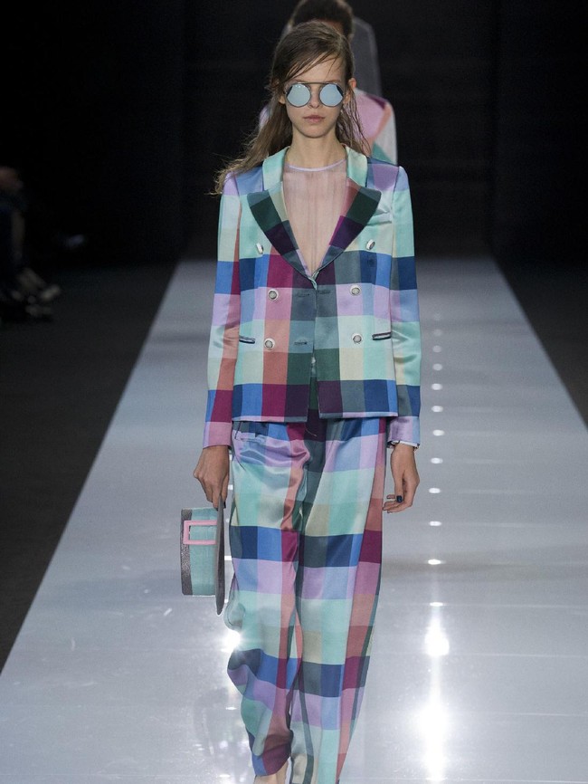 Terlihat dari pemilihan kombinasi warna yang didominasi palet pastel. (Foto: dok. Vogue)