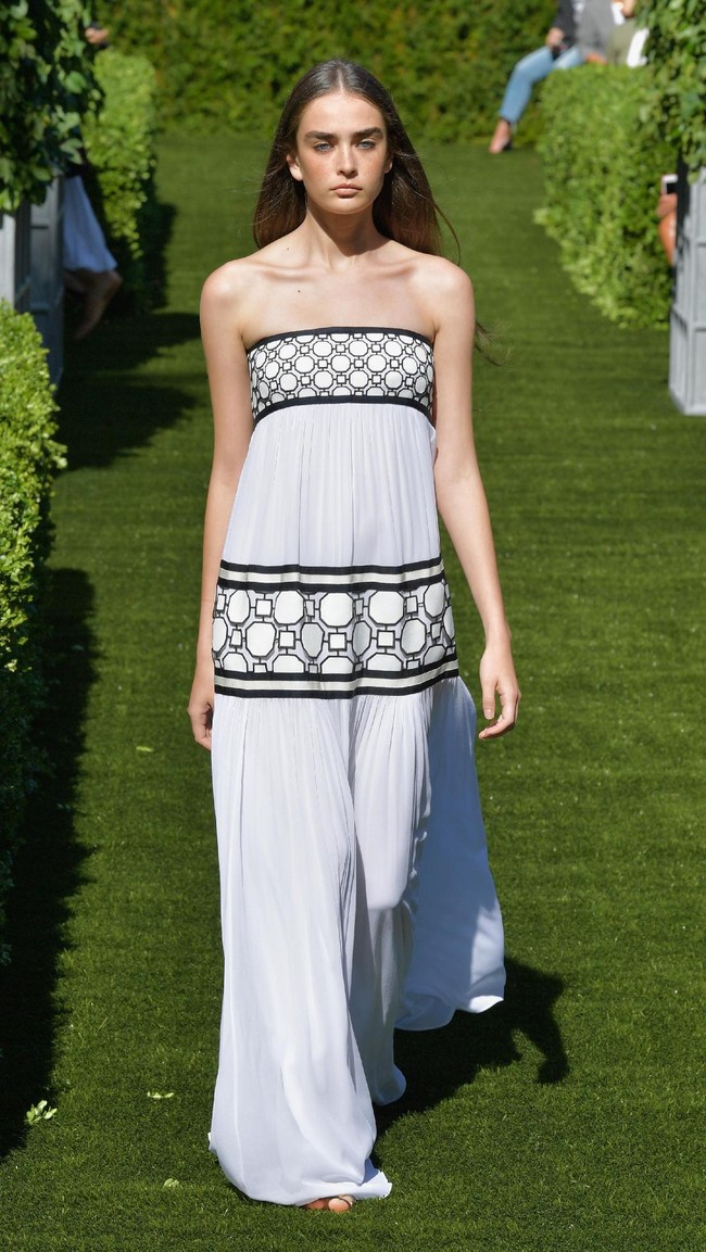 A model walks the runway during the Tory Burch Spring Summer 2018 Fashion Show at Cooper Hewitt, Smithsonian Design Museum on September 8, 2017 in New York City.  (Photo by Slaven Vlasic/Getty Images for Tory Burch)