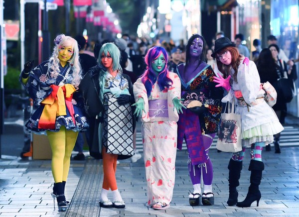 Mereka pun kerap memamerkan diri di kawasan Omotesando yang dikenal elite. Berbeda dengan cosplayer kebanyakan yang nampang di Harajuku atau Shibuya (@lmskii/Twitter) Mereka pun kerap memamerkan diri di kawasan Omotesando yang dikenal elite. Berbeda dengan cosplayer kebanyakan yang nampang di Harajuku atau Shibuya (@lmskii/Twitter)