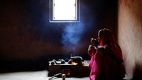 Menurut More, setiap guru lain mengajar anak-anak. Hanya dia yang punya kesempatan untuk mengajar wanita lanjut usia. Ini adalah kesempatan bagus dan More sangat senang mengajar mereka (Danish Siddiqui/Reuters)