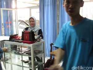 Melihat Lagi Isi Tas Belanja Iriana Jokowi dari Boyolali
