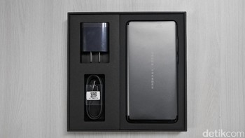 Saat kertas dibuka, langsung terlihat Mi Mix 2 dan sejumlah aksesorisnya. Foto: detikINET/Anggoro Suryo Jati
