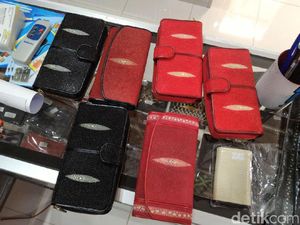 Iriana Jokowi Beli 4 Dompet Kulit Ikan Pari, Berapa Harganya?