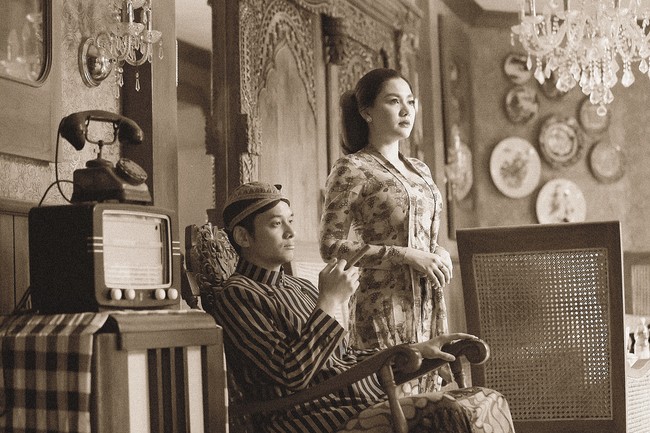 Vicky Shu juga memakai konde besar untuk memperkental nuansa Jawa. Rumah dengan dekorasi kursi kayu dan radio kuno menjadi pilihannya saat foto prewedding. Foto: Dok. Instagram @aldiphoto