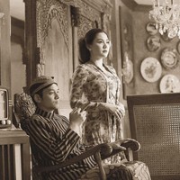 Vicky Shu juga memakai konde besar untuk memperkental nuansa Jawa. Rumah dengan dekorasi kursi kayu dan radio kuno menjadi pilihannya saat foto prewedding. Foto: Dok. Instagram @aldiphoto