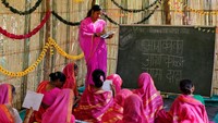 India punya sebuah sekolah khusus bagi manula. Hanya boleh diikuti oleh nenek-nenek berumur 60 tahun ke atas, sekolah ini bernama Aajibaichi Shaala (Danish Siddiqui/Reuters)