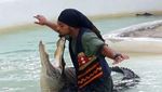 Melihat Aksi Pawang dan Mereka yang Berani Gulat dengan Buaya
