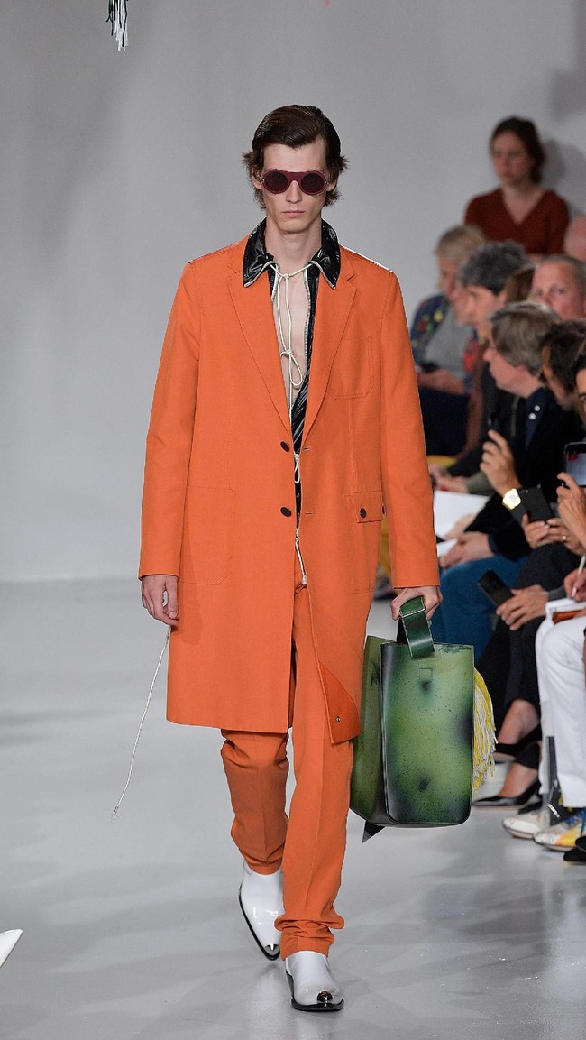 A model walks the runway for Calvin Klein Collection fashion show during New York Fashion Week  on September 7, 2017 in New York City.  (Photo by Slaven Vlasic/Getty Images)
