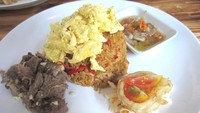 Nah, kalau di Nasi Goreng Gourmet bisa memilih nasi goreng dengan topping dan saus favorit. Salah satunya nasi goreng gyu tan yang lembut juicy dengan telur dadar. Pelengkap sambal matah bikin sajian terasa pedas segar! Foto: dok. detikFood