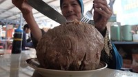 Kalau lihat penampakkan bakso ini memang ingin menyebut Astagfirullah Aladzim! Ukuran bakso dengan berat 2 Kg ini punya diameter hingga 20 cm. Bakso super besar ini dijual di Jalan Sukawarrma, tepatnya di belakang Mal Bandung Trade Center. Foto: dok. detikFood
