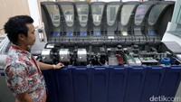 Petugas membuat kartu e-Money di gedung Sentral Bank Mandiri, Jakarta, Senin (18/9/2017).